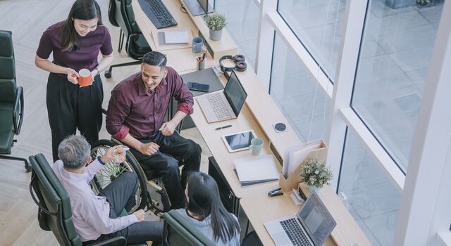 COLOUR-IMAGE_people-office_feb26