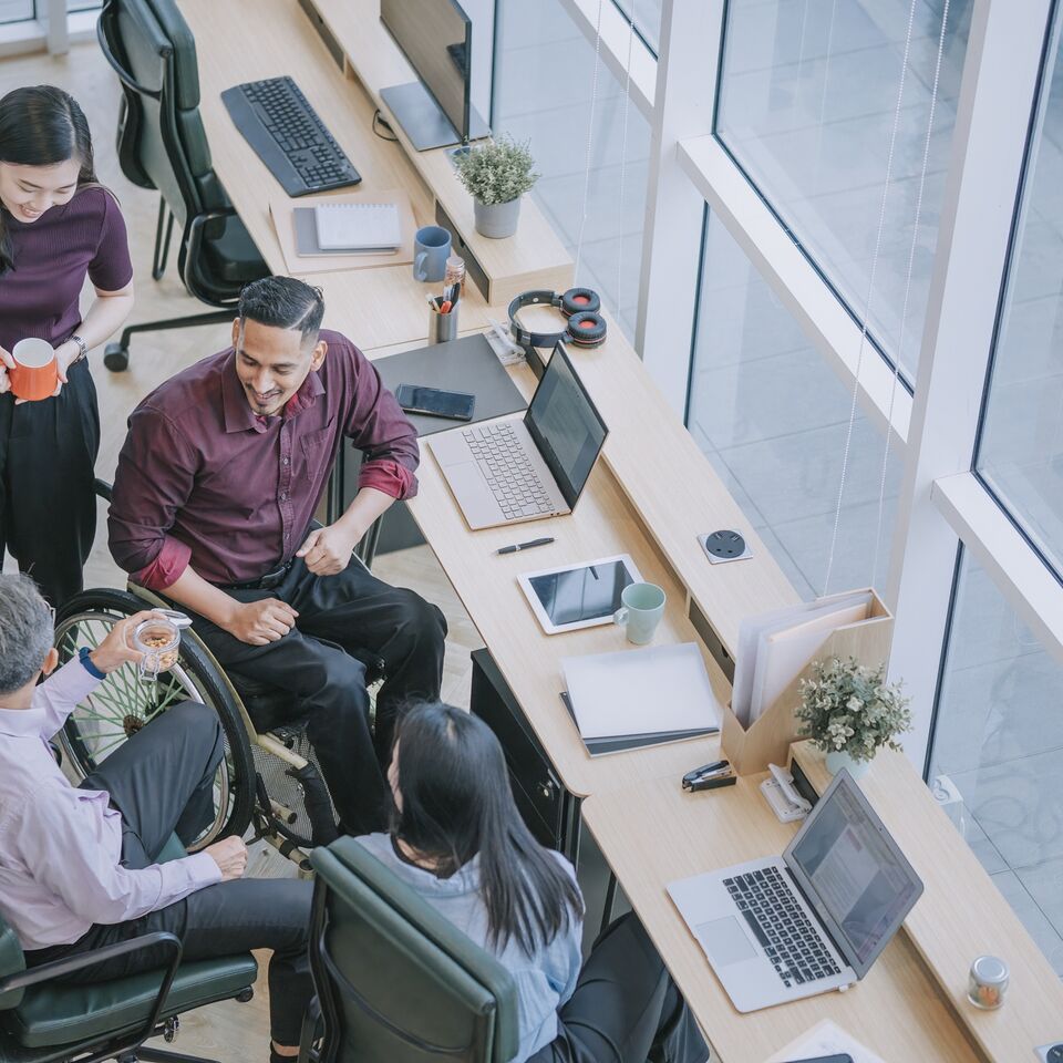 COLOUR-IMAGE_people-office_feb26