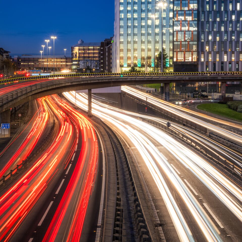 COLOUR-IMAGE_automotive-busy-road-long-exposure-photo_feb26