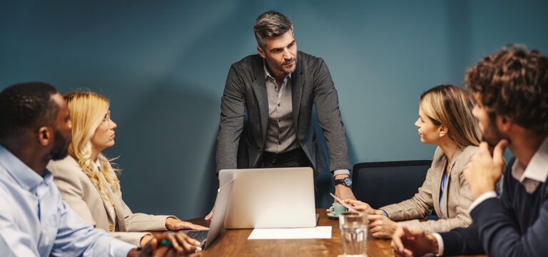 /bynder-asset/bynder:0CDAB2BC-F5FA-4B93-8B0CDD11AB0901FD/Landscape_MD/COLOUR-IMAGE_man-standing-in-meeting-discussing-with-his-team_jul26.jpg?1782917094000