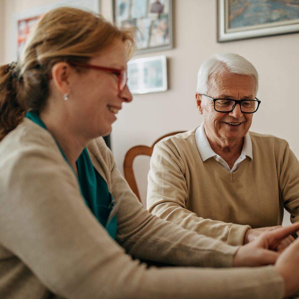 COLOUR-IMAGE_Nurse_visiting_senior_man_June26