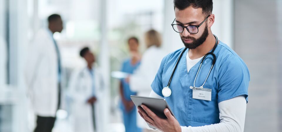 COLOUR-IMAGE_healthcare-male-nurse-hospital_feb26