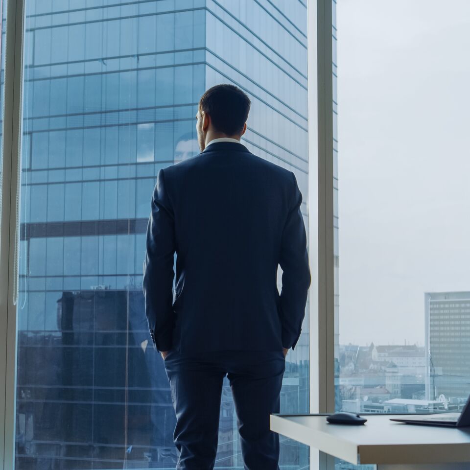 COLOUR-IMAGE_business-man-in-office_feb26