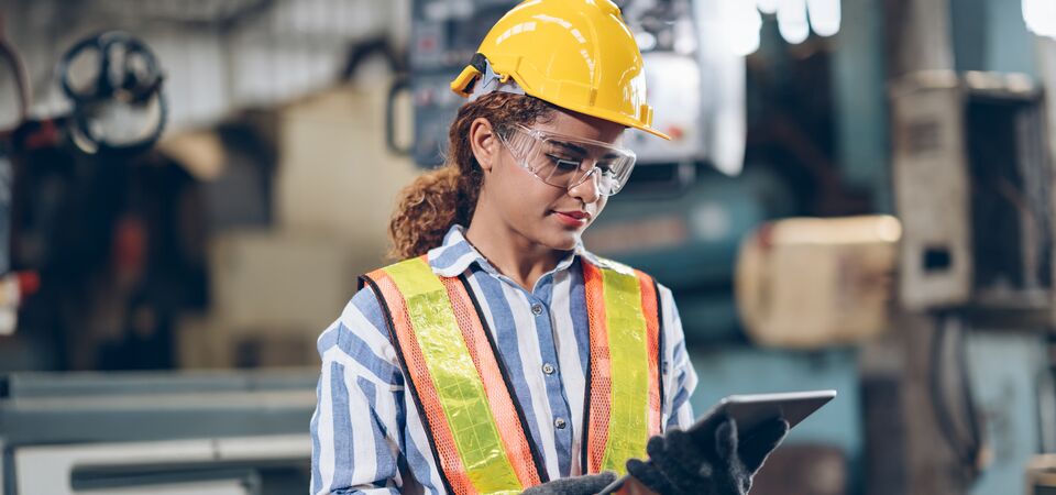 COLOUR-IMAGE_worker-wearing-hard-hat-using-tablet_apr26