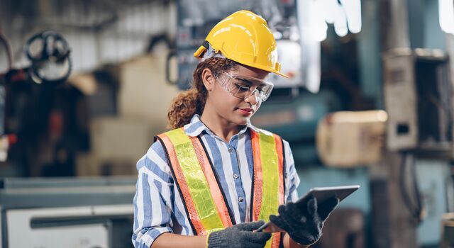COLOUR-IMAGE_worker-wearing-hard-hat-using-tablet_apr26