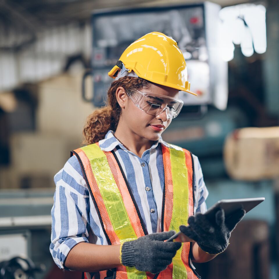 COLOUR-IMAGE_worker-wearing-hard-hat-using-tablet_apr26