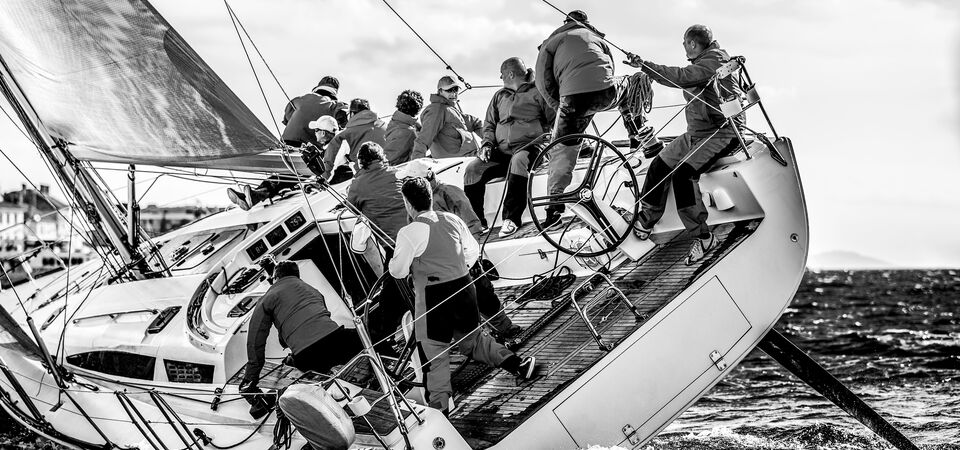 SINGLE-IMAGE_men-sailing-black-and-white_jul24