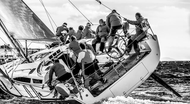 SINGLE-IMAGE_men-sailing-black-and-white_jul24