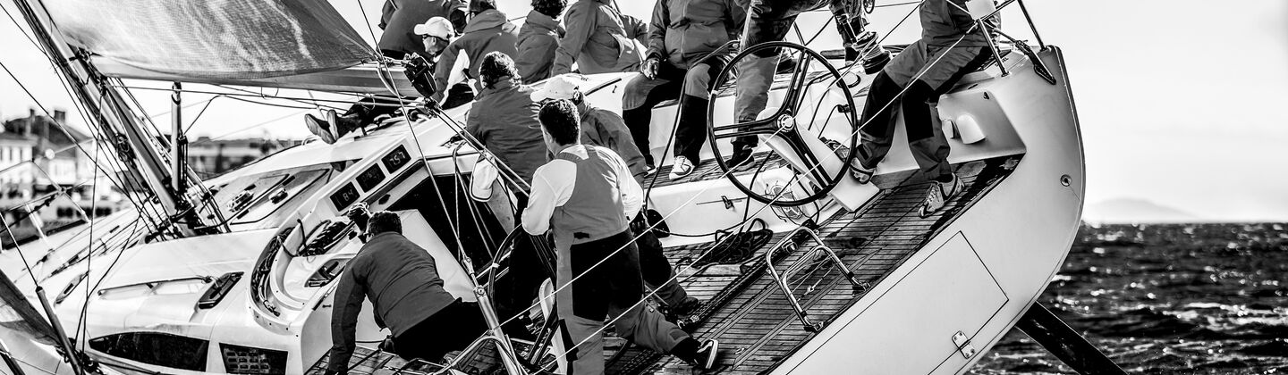 SINGLE-IMAGE_men-sailing-black-and-white_jul24
