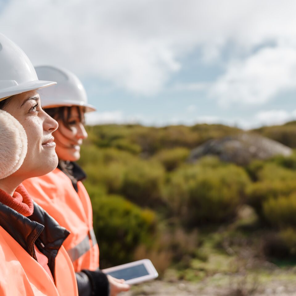 COLOUR-IMAGE_women-hardhats-profile_JUL26