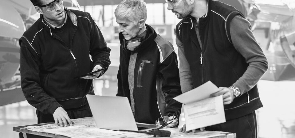 SINGLE-IMAGE_aircraft-engineers-laptop_feb25