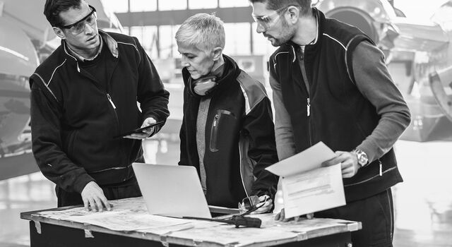 SINGLE-IMAGE_aircraft-engineers-laptop_feb25