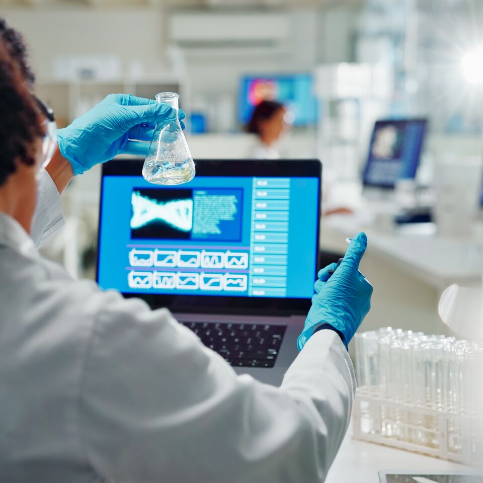 COLOUR-IMAGE_life-science-biotechnology-gene-study-laptop_feb26