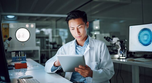 COLOUR-IMAGE_life-science-tablet-scientist-reading-laboratory_feb26