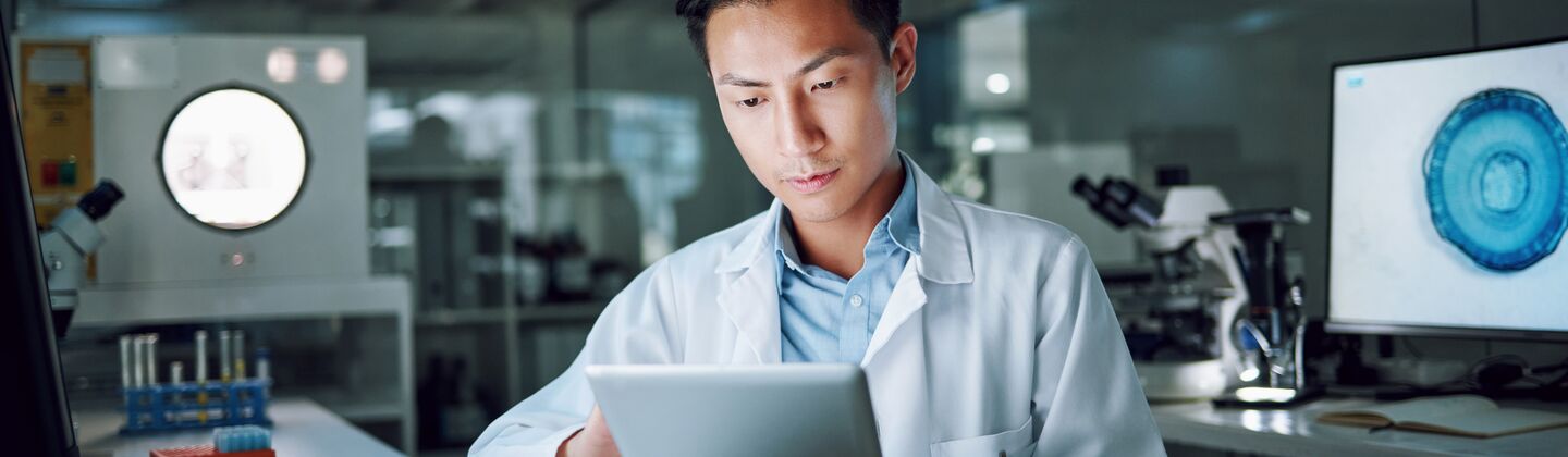 COLOUR-IMAGE_life-science-tablet-scientist-reading-laboratory_feb26