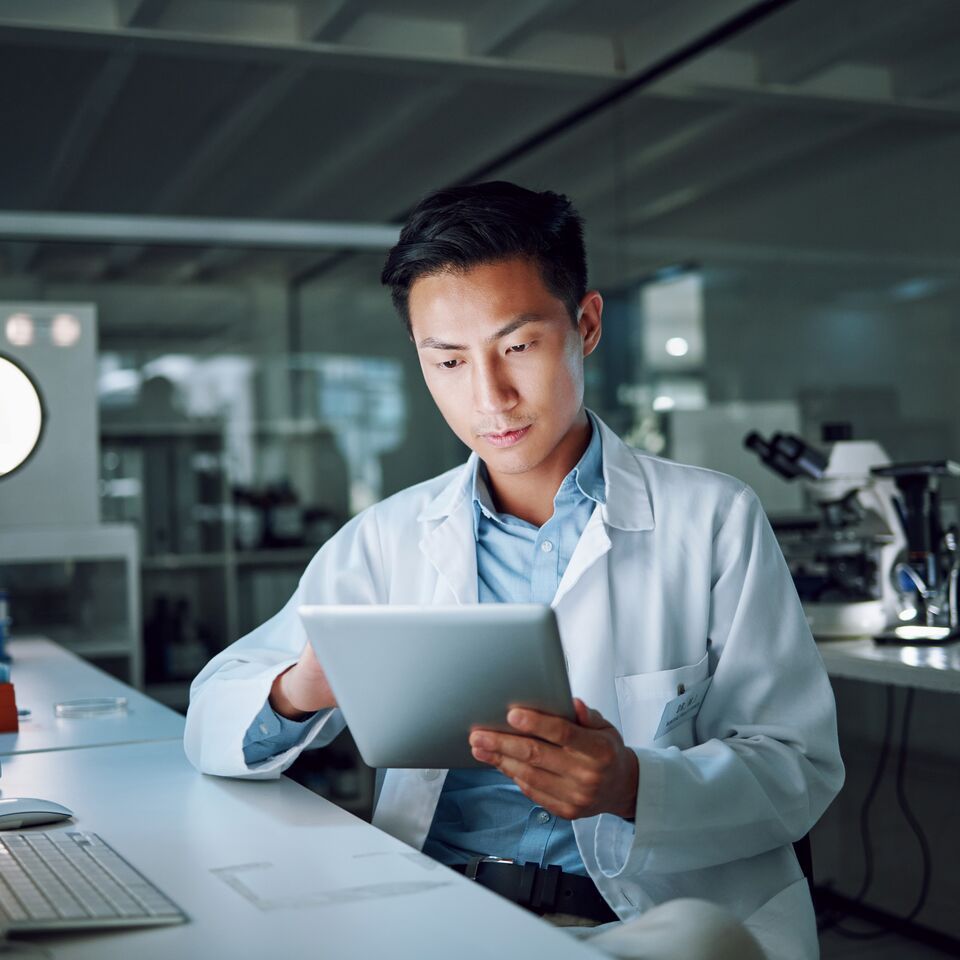 COLOUR-IMAGE_life-science-tablet-scientist-reading-laboratory_feb26