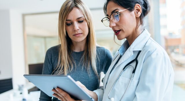 COLOUR-IMAGE_healthcare-doctor-patient-tablet_feb26