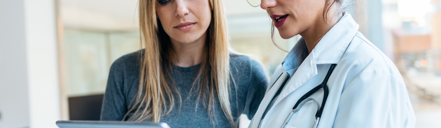 COLOUR-IMAGE_healthcare-doctor-patient-tablet_feb26