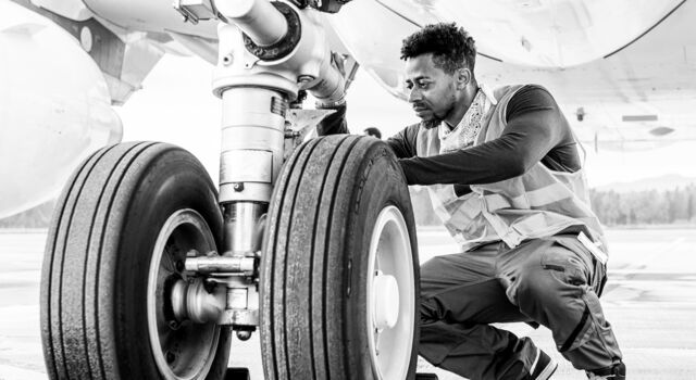 SINGLE-IMAGE_man-fixing-plane_wheel_oct23