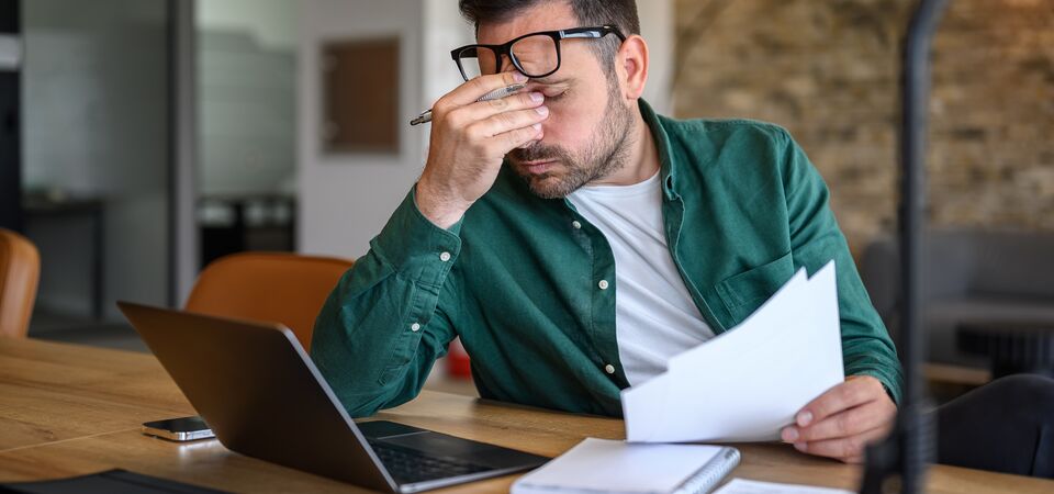 COLOUR-IMAGE_man-frustrated-at-laptop_jun26