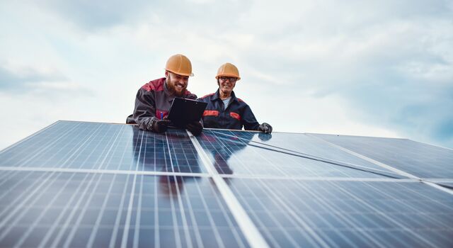 COLOUR-IMAGE_workers-installing-solar-panels_feb26