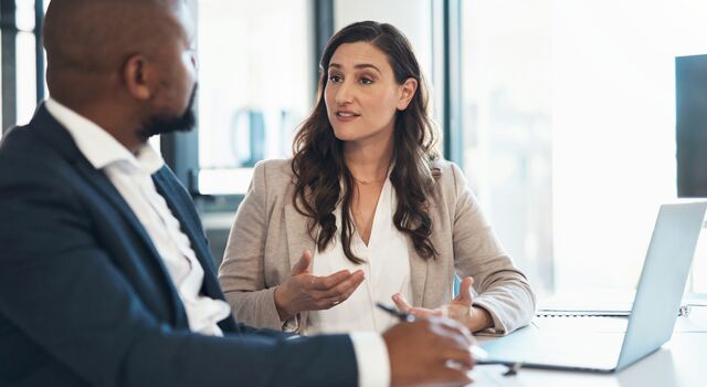COLOUR-IMAGE_man-and-woman-having-a-meeting-with-laptop-on-desk_jul26