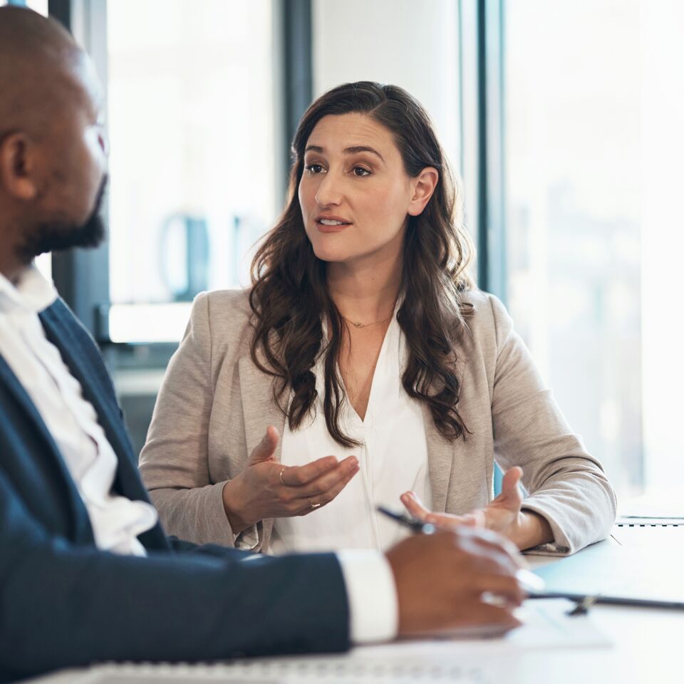 COLOUR-IMAGE_man-and-woman-having-a-meeting-with-laptop-on-desk_jul26