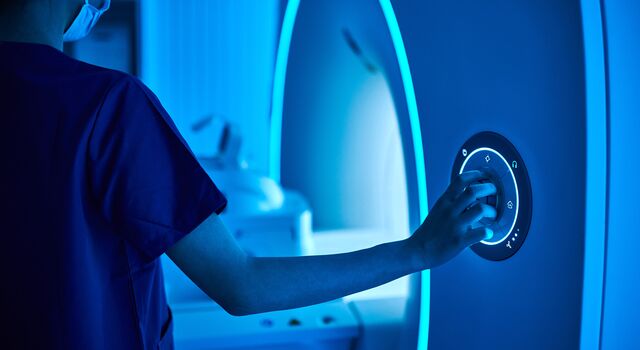 COLOUR-IMAGE_healthcare-nurse-mri-machine-scan_feb26