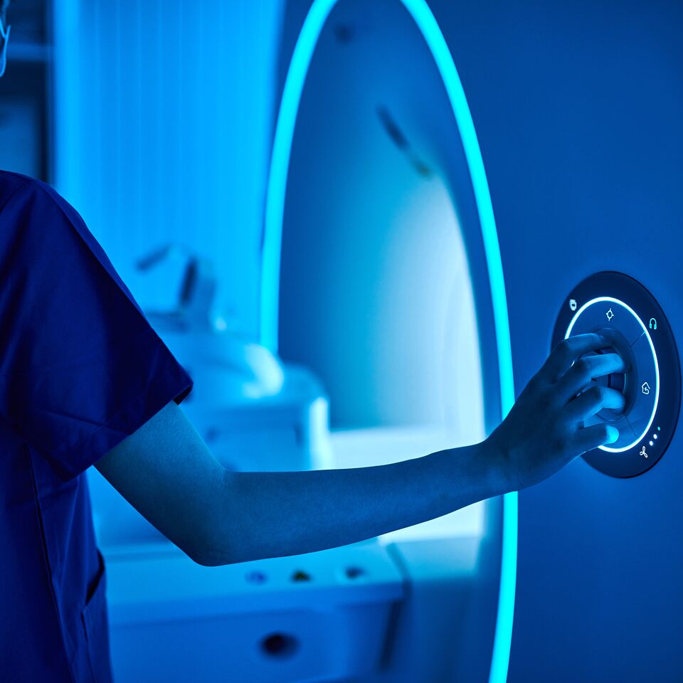 COLOUR-IMAGE_healthcare-nurse-mri-machine-scan_feb26