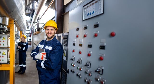 COLOUR-IMAGE_worker-control-panel_jul26
