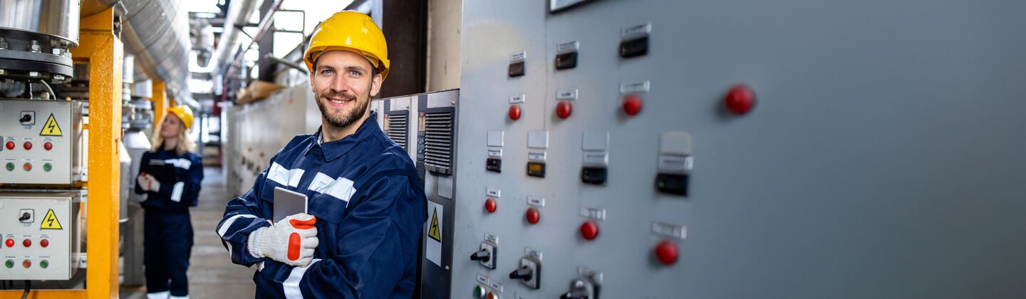 COLOUR-IMAGE_worker-control-panel_jul26