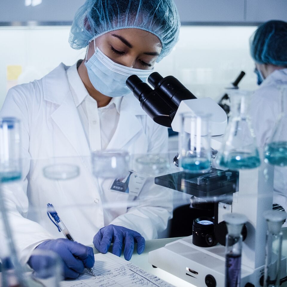 COLOUR-IMAGE_life-science-female-scientist-study-microscope-laboratory_feb26