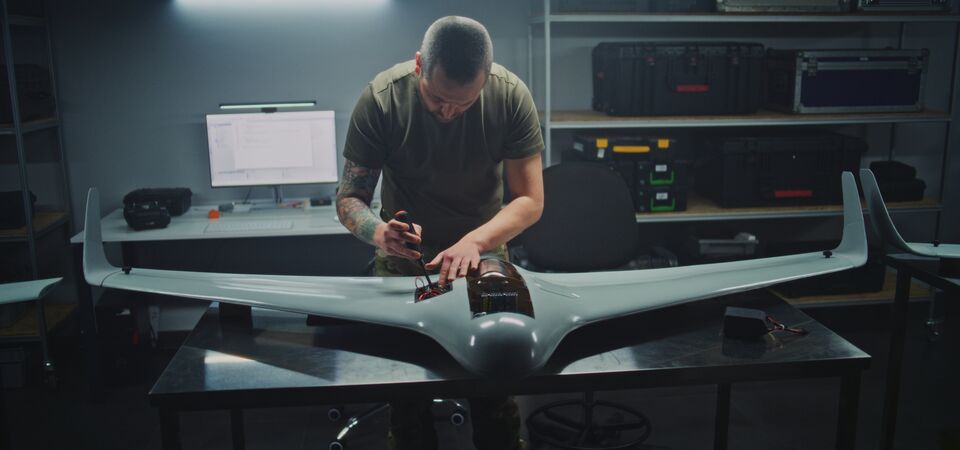 /bynder-asset/bynder:2CB86366-A677-43E3-99E316E0A869926F/Landscape_LG/COLOUR-IMAGE_aerospace%26defence-military-male--mechanical-engineer-mending-drone_feb26.jpg?1773752938000