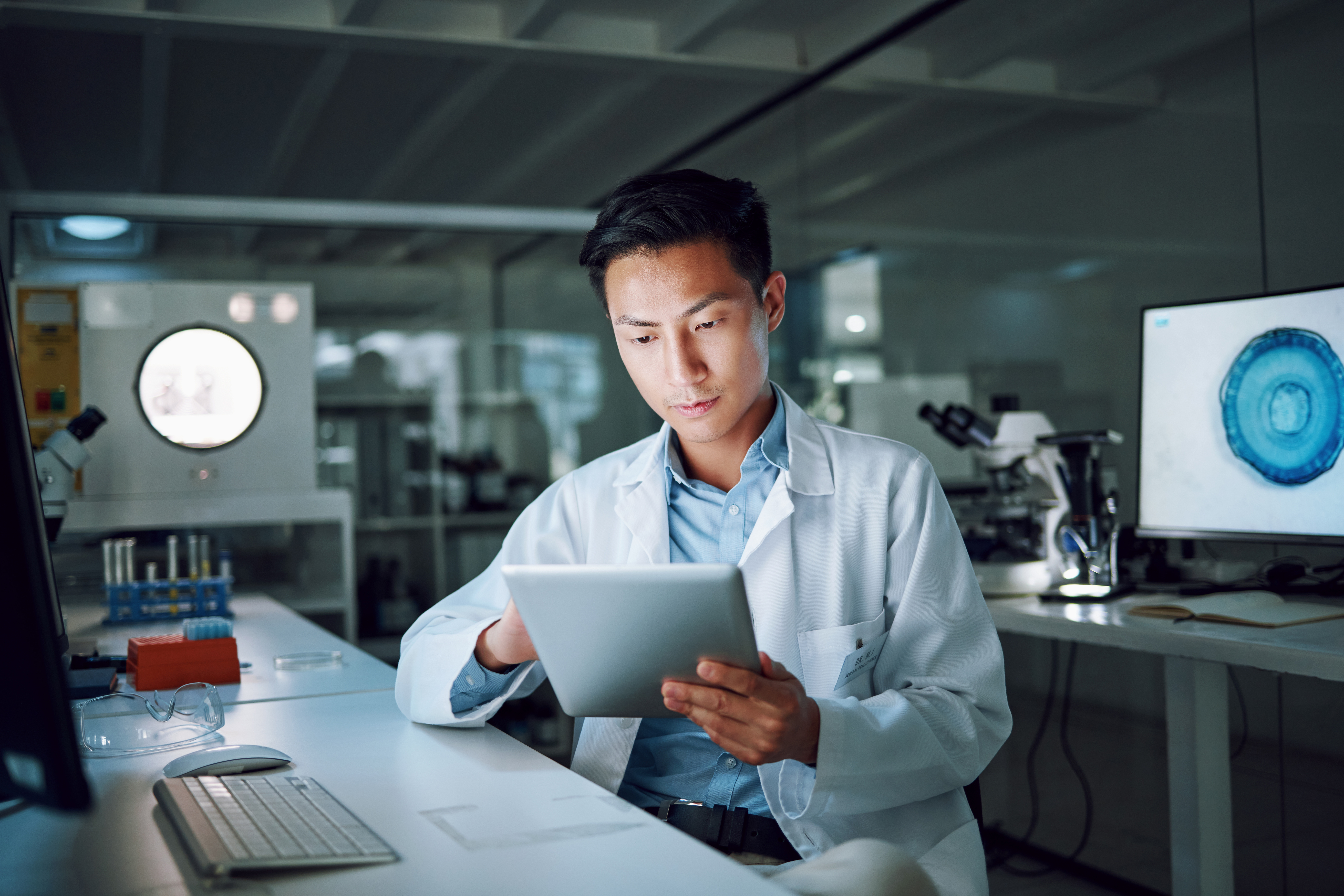 COLOUR-IMAGE_male-doctor-staring-intently-at-tablet-screen_apr26