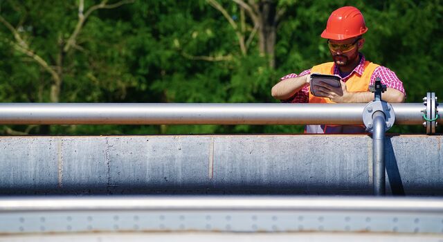 COLOUR-IMAGE_engineer-pipe-inspection_jul26