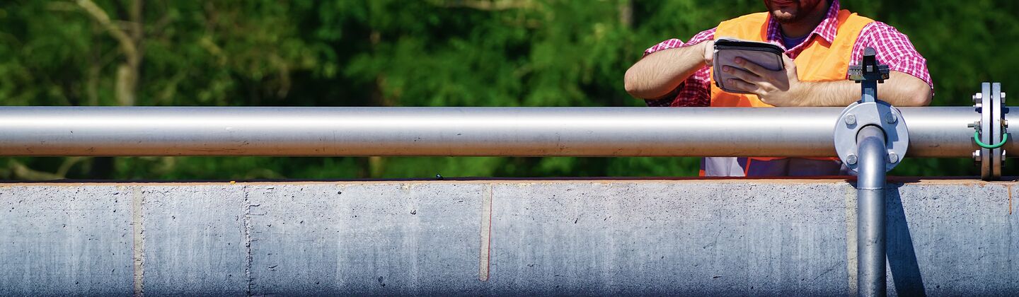 COLOUR-IMAGE_engineer-pipe-inspection_jul26