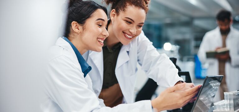 /bynder-asset/bynder:30C08935-2870-4D68-959FBE5E4C26AD35/Landscape_MD/COLOUR-IMAGE_life-science-female-lab-technician-smiling-at-laptop_jun26.jpg?1782298187000