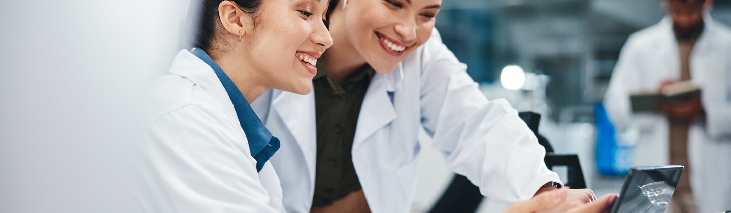COLOUR-IMAGE_life-science-female-lab-technician-smiling-at-laptop_jun26
