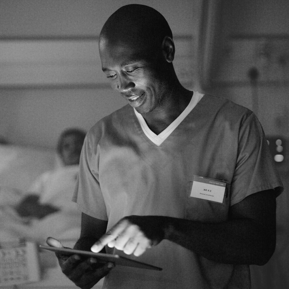 SINGLE-IMAGE_doctor-checking-tablet-on-ward_aug25