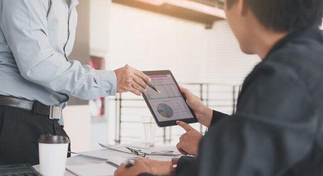 COLOUR-IMAGE_group-on-ipad_feb26