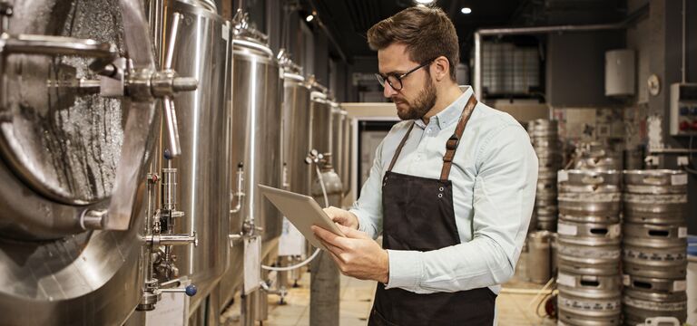 /bynder-asset/bynder:343C1FC8-174E-409A-9D9098D8CEB113BE/Landscape_MD/COLOUR-IMAGE_man-inspecting-beer-brewery_feb26.jpg?1773752944000
