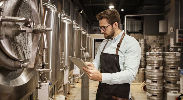COLOUR-IMAGE_man-inspecting-beer-brewery_feb26