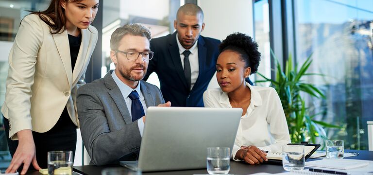 /bynder-asset/bynder:3667F1D9-F3F0-48AD-91B23D720DD3556B/Landscape_MD/COLOUR-IMAGE_four-professionals-discussing-over-one-laptop-screen_jul26.jpg?1782917302000