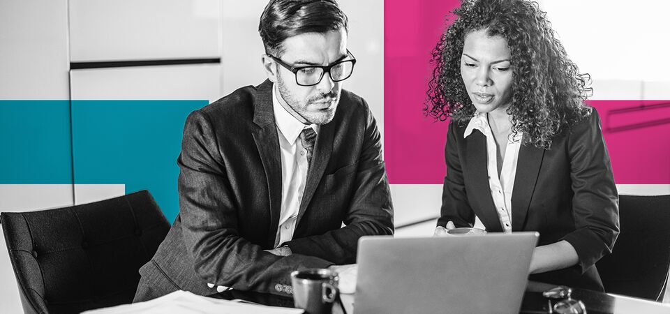 SINGLE-IMAGE_squares-business-colleagues-with-laptop_apr25
