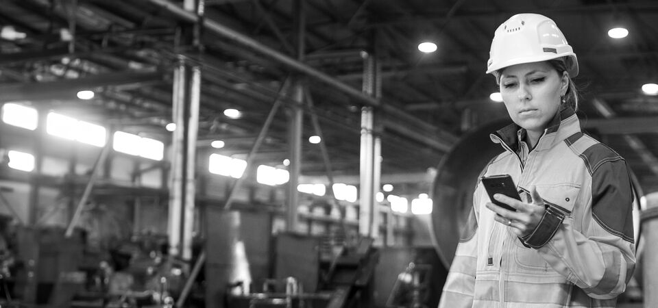 SINGLE-IMAGE_woman-hard-hat-checking-phone-extended_sept24