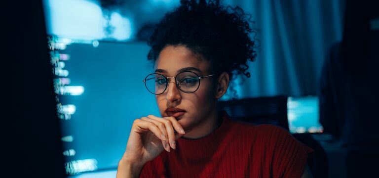 /bynder-asset/bynder:3CC759EF-D3F3-4CDB-85677656A6E3D127/Landscape_MD/COLOUR-IMAGE_woman-technology-career_mar26.jpg?1773752944000