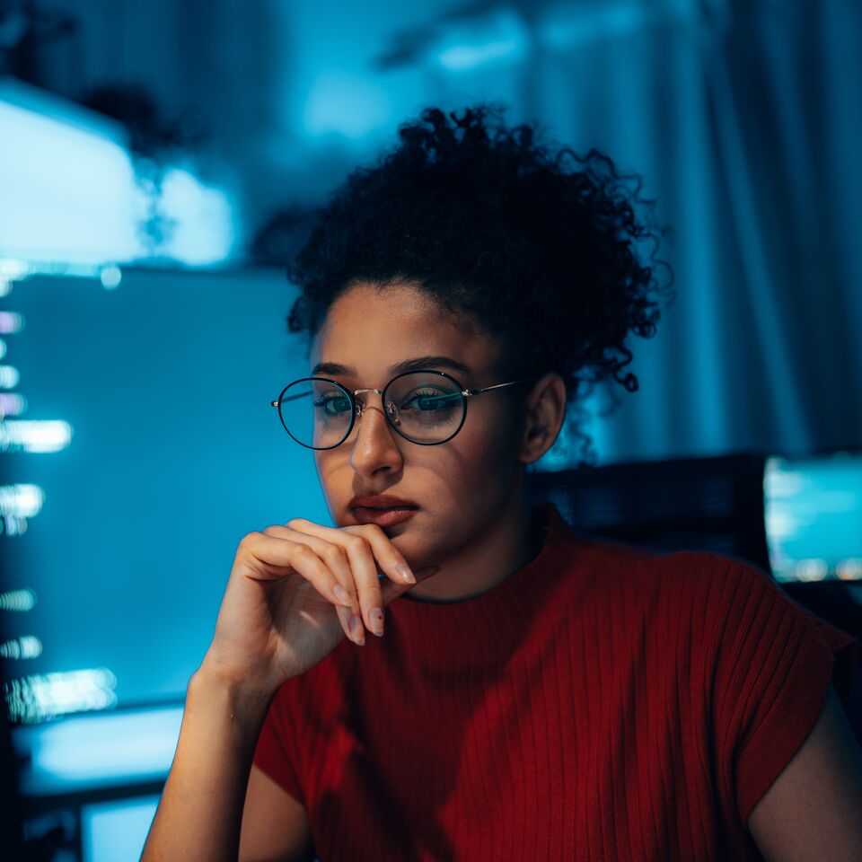 COLOUR-IMAGE_woman-technology-career_mar26