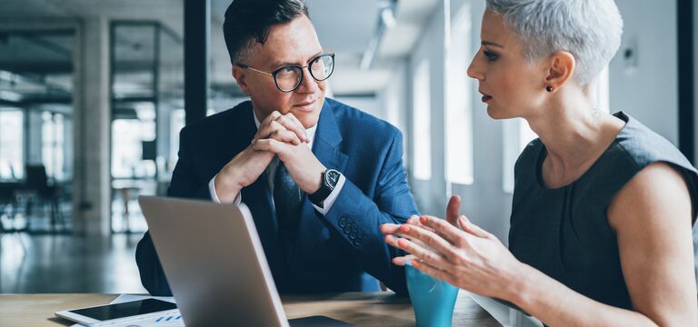 /bynder-asset/bynder:3D32CF73-1796-4DA1-A0C1B1A7D0760430/Landscape_MD/COLOUR-IMAGE_man-and-woman-discussing-in-one-on-one-meeting_jul26.jpg?1782917092000