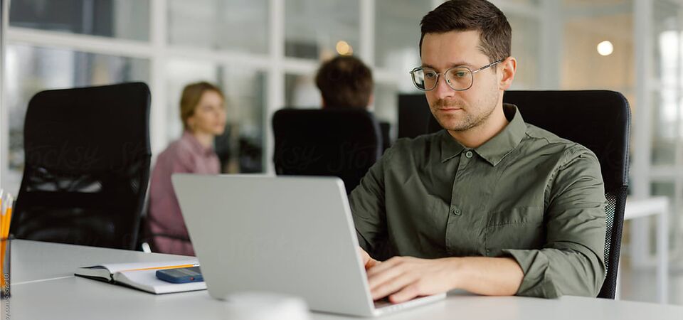 COLOUR-IMAGE_man-office-laptop_JUL26