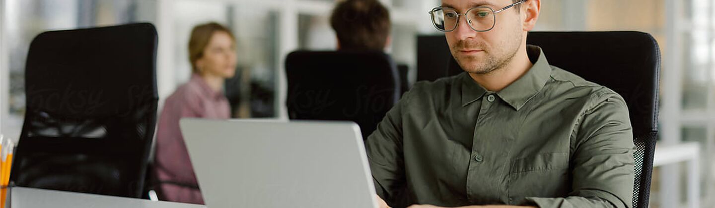 COLOUR-IMAGE_man-office-laptop_JUL26
